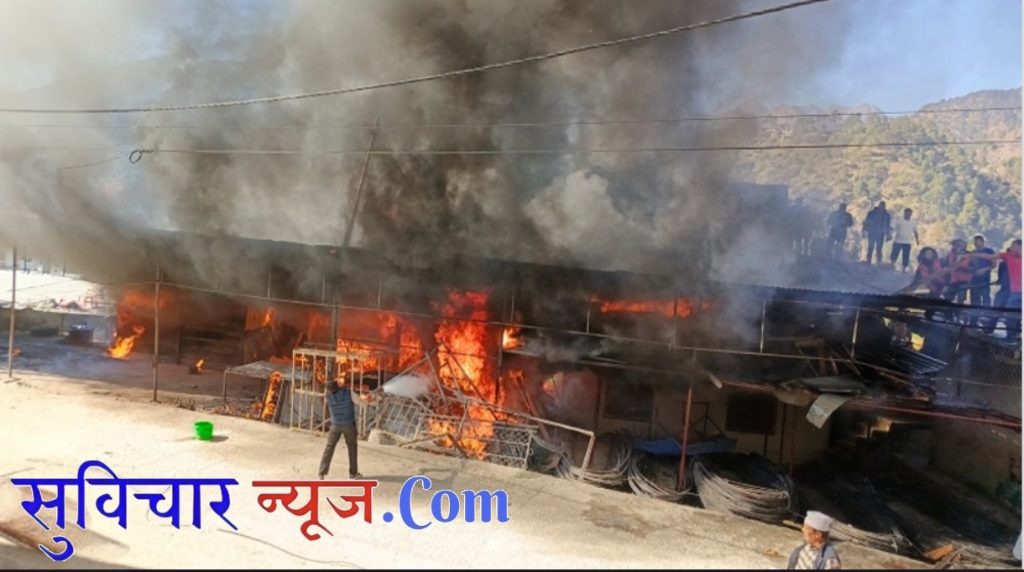बाजुरामा आगलागी: फर्निचर उद्योग र गाडीको ग्यारेजमा क्षति